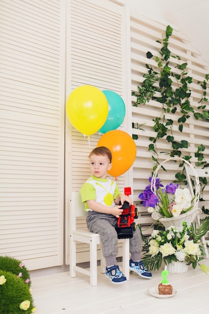 Foto el tamaño completo de un niño con globos