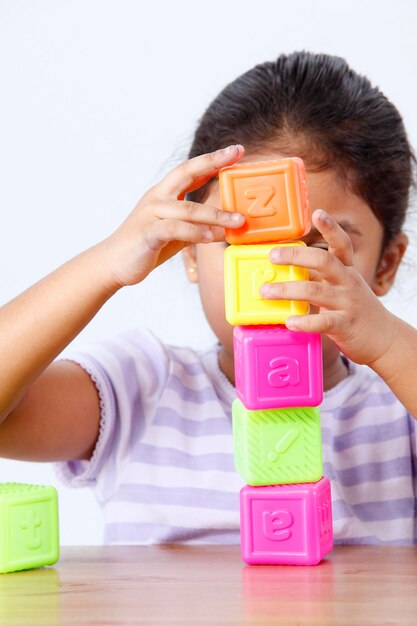 Foto el tamaño completo de un niño jugando con un juguete