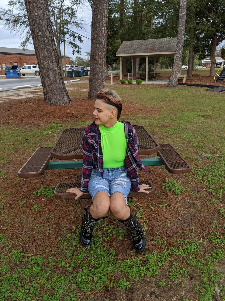 Foto el tamaño completo de un niño sentado en el parque
