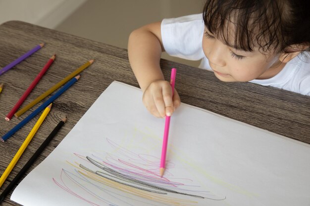 Foto el tamaño completo de un niño sosteniendo un papel