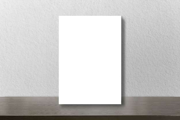 Tamaño de papel en blanco JPG en podio con fondo realista