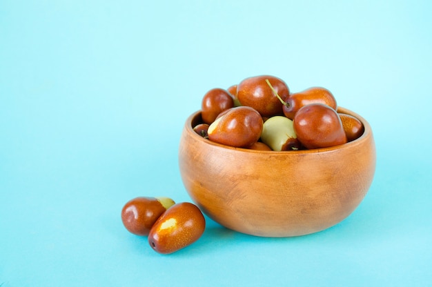 Foto tâmaras chinesas - ziziphus jujuba. plantas úteis. nutrição adequada, dieta alimentar.