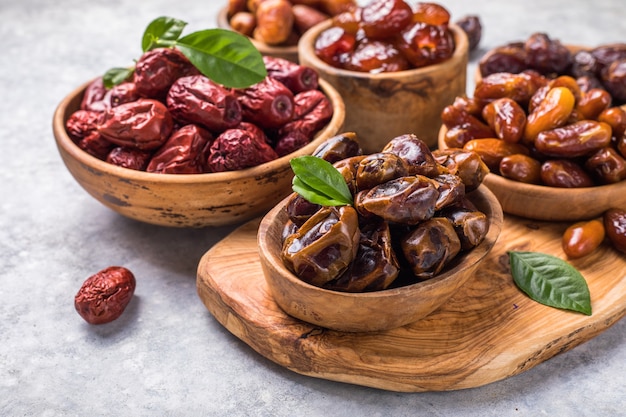 Tâmaras ou dattes da fruta da palma em uma tigela de madeira