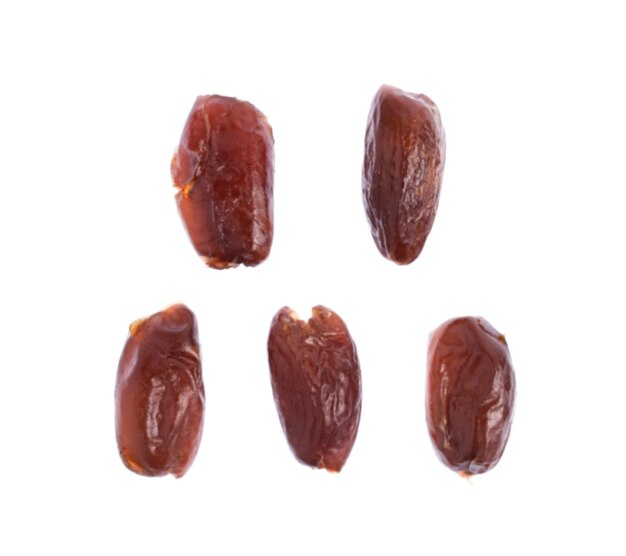 Tâmaras secas de halawi isoladas em um fundo branco.