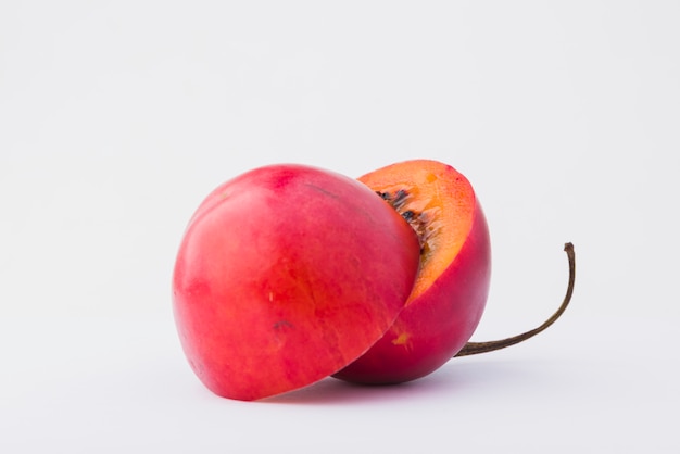 Tamarilho vermelho cortado sobre fundo branco