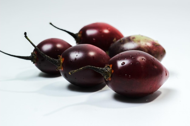 Tamarillo ou berinjela holandesa com o nome latino Solanum betaceum.