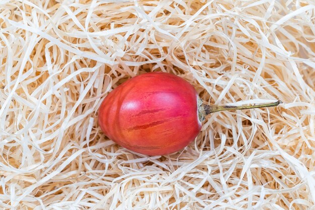 Tamarillos maduros em fundo de feno. frutas exóticas.