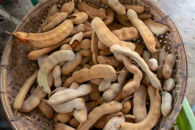 Tamarindo em bandeja de madeira