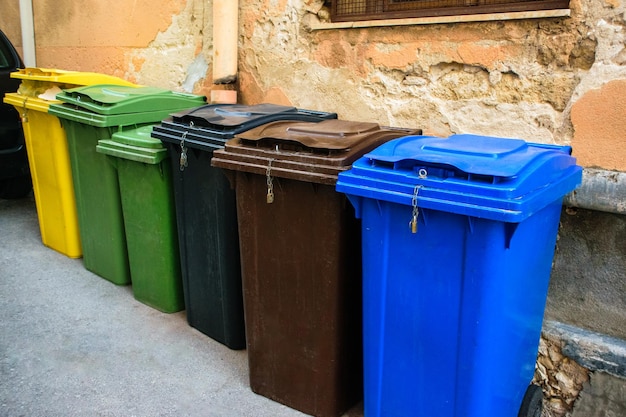 Foto tambores de separação de reciclagem em cores diferentes