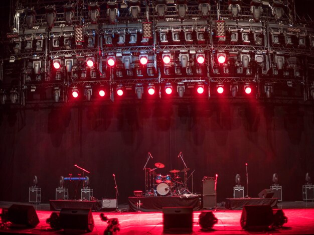 Foto tambores en el escenario antes de un concierto