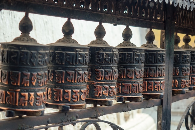 Tambores de madera tibetanos con oraciones. concepto de turismo y religión. Nepal Himalaya.