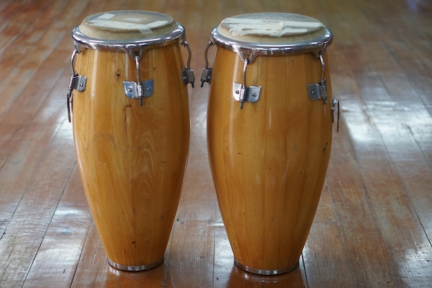 Foto tambores en el suelo de madera dura