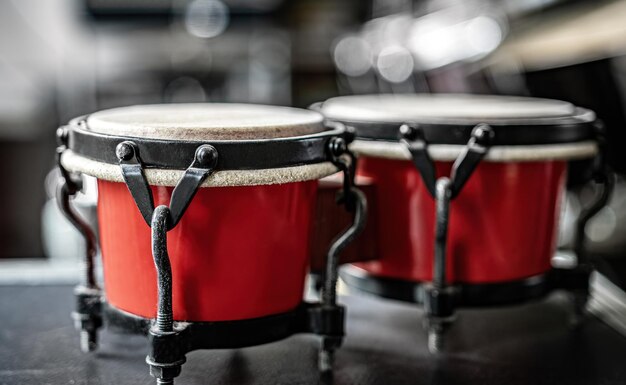 Foto tambores vermelhos no estúdio de gravação para instrumentos musicais profissionais de desempenho hard beat para rock e