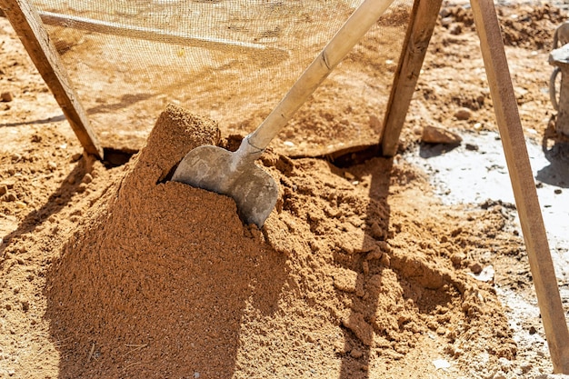 Tamizar arena para mortero en el sitio de construcción Purificación de arena de impurezas para la preparación de mortero para mampostería o enlucido de paredes