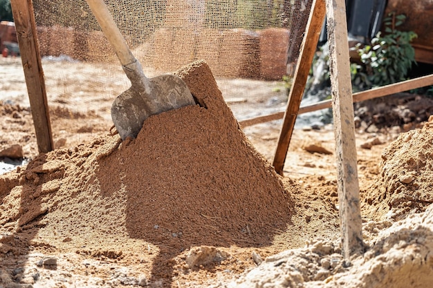 Tamizar arena para mortero en el sitio de construcción Purificación de arena de impurezas para la preparación de mortero para mampostería o enlucido de paredes