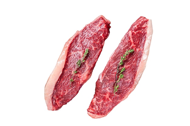 Tampão de lombo cru não cozido ou bifes de carne de alcatra em uma faca de açougueiro Isolado no fundo branco