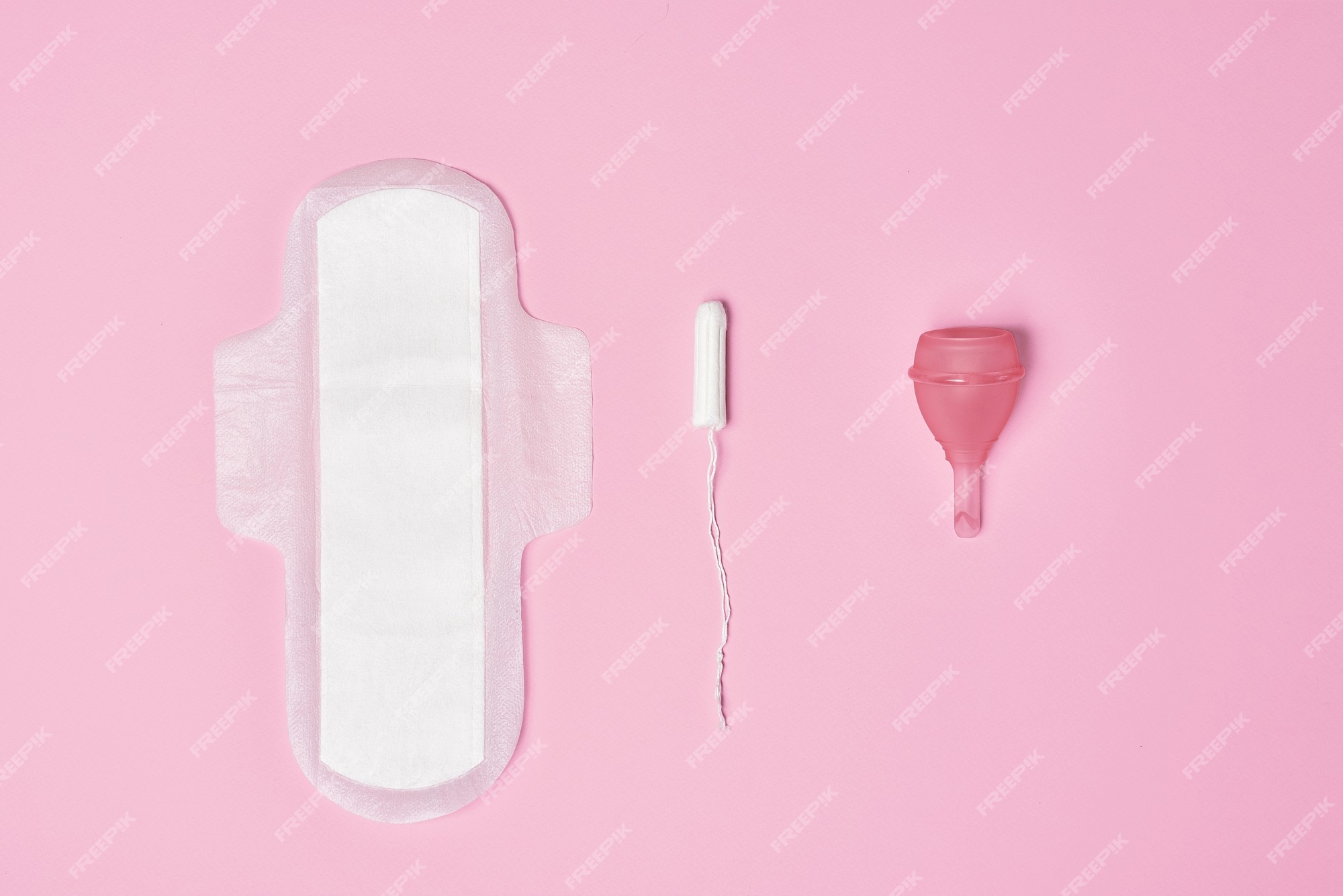 Copo menstrual branco com corações vermelhos simbolizando a menstruação em  rosa