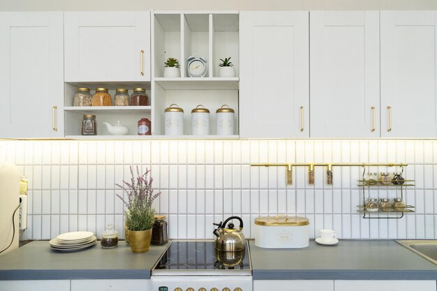 Tampo da mesa da cozinha em tons de branco