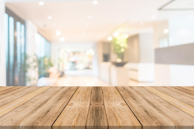 Tampo da mesa de madeira claro vazio isolado no fundo branco. Deixe espaço para colocar seu plano de fundo - pode ser usado para exibição ou montagem ou simular seus produtos.