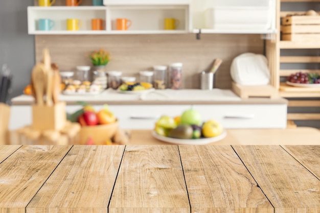 Tampo da mesa de madeira com decoração de balcão de cozinha borrão para fundo de exibição de produtos de montagem para cozinhar o conceito de layout de alimentos