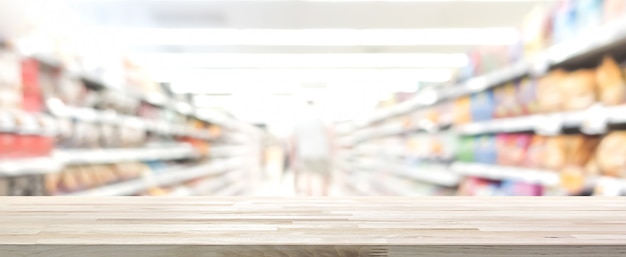 Tampo da mesa de madeira com supermercado de desfoque no fundo, faixa panorâmica