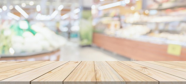 Tampo da mesa de madeira com supermercado desfocado fundo desfocado