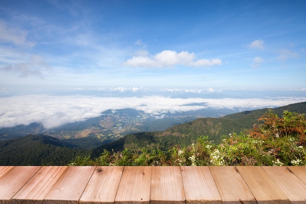 Tampo da mesa de madeira na montanha vista e fundo azul skyxA