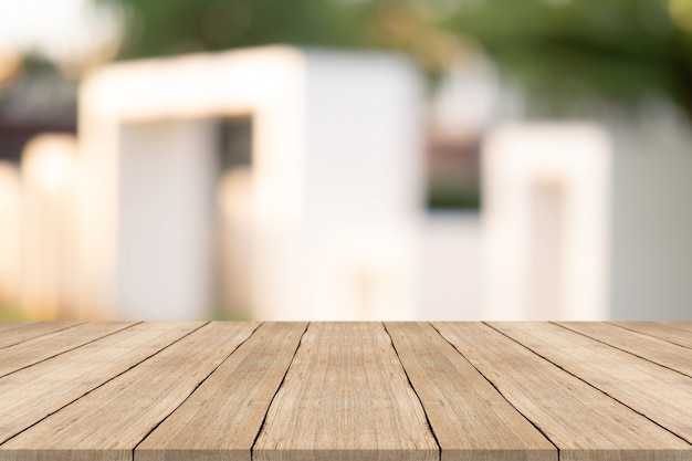 Tampo da mesa de madeira no fundo desfocado no jardim, para montagem de seus produtos