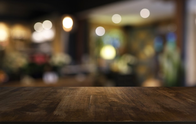 Tampo da mesa de madeira no interior da sala de fundo desfocado com espaço de cópia vazio