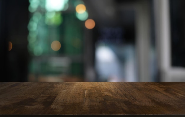 Tampo da mesa de madeira no interior da sala de fundo desfocado com espaço de cópia vazio