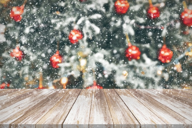 Tampo da mesa de madeira vazio com fundo desfocado da árvore de Natal