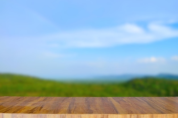 Tampo da mesa de madeira vazio para produtos locais e qualquer coisa no fundo da paisagem da natureza borrada