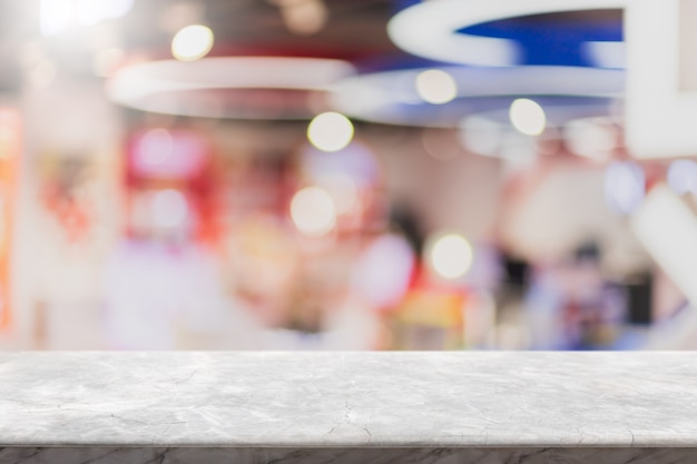 Foto tampo da mesa de pedra de mármore branco vazio e desfoque de vidro janela interior café e restaurante banner simulado fundo abstrato - pode ser usado para exibição ou montagem de seus produtos.