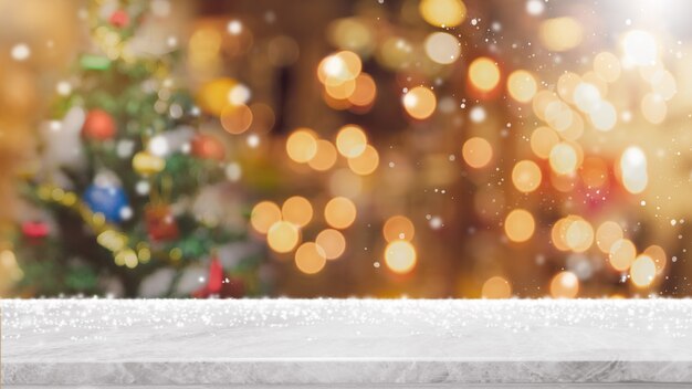 Tampo da mesa de pedra mármore branco vazio com luz de bokeh na bandeira da árvore de natal turva