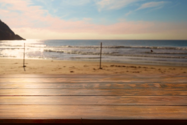 Foto tampo da mesa e praia de borrão e oceano de fundo.