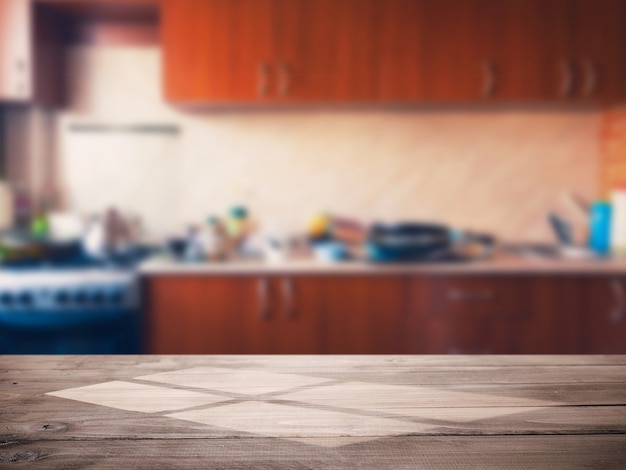 Tampo da mesa vazio no fundo da cozinha para apresentação do produto