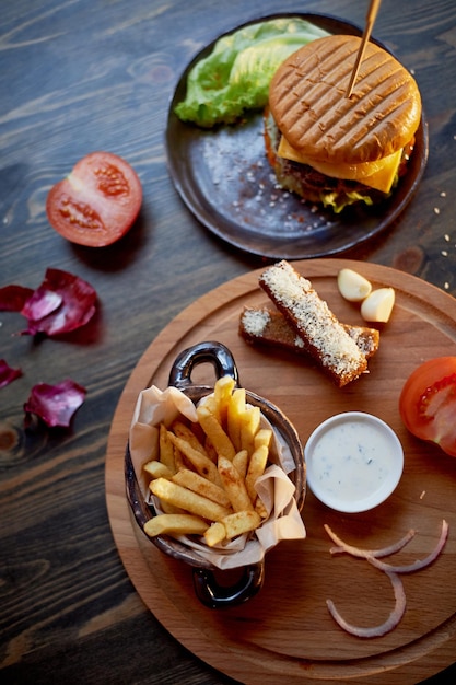 Tampo de madeira em suas batatas fritas e hambúrguero conceito de pub e fast food