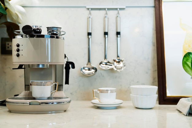 Tampo de mármore do balcão interior para casa com item de cozinha cafeteira e decoração para casa