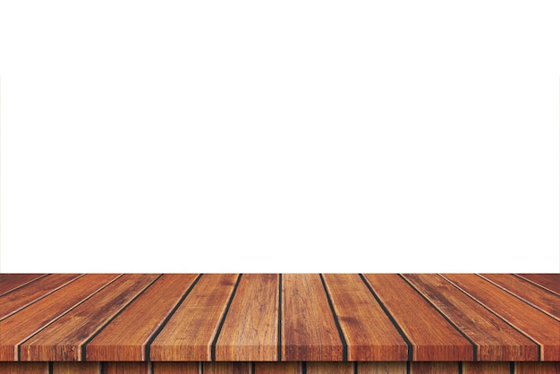 Tampo de mesa de madeira marrom vazio isolado no fundo branco