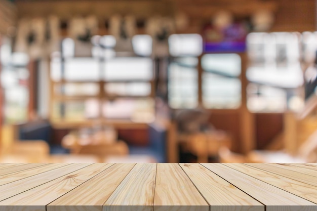 Tampo de mesa de madeira vazio com fundo de restaurante japonês desfocado