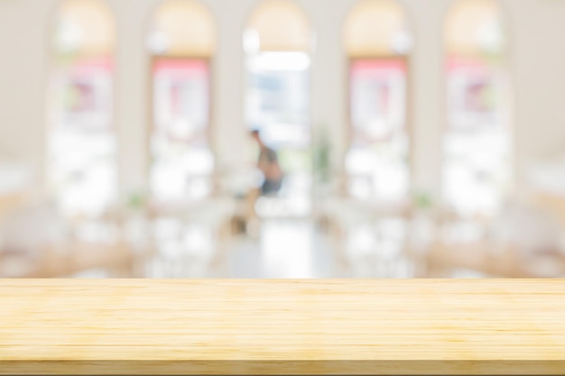 Tampo de mesa de madeira vazio com fundo desfocado interior do restaurante café