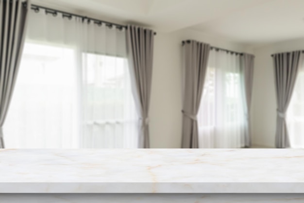 Tampo de mesa de mármore vazio com interior da sala de desfoque com fundo de cortina de janela