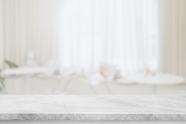 Foto tampo de mesa de pedra de mármore branco vazio e banner de restaurante interior de janela de vidro borrado simulado fundo abstrato pode ser usado para exibir ou montar seus produtos