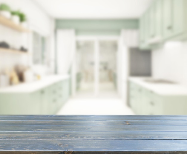 Tampo de mesa e sala de cozinha desfocada de fundo