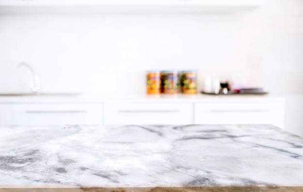 Foto tampo de mesa em mármore vazio no fundo interior de cozinha
