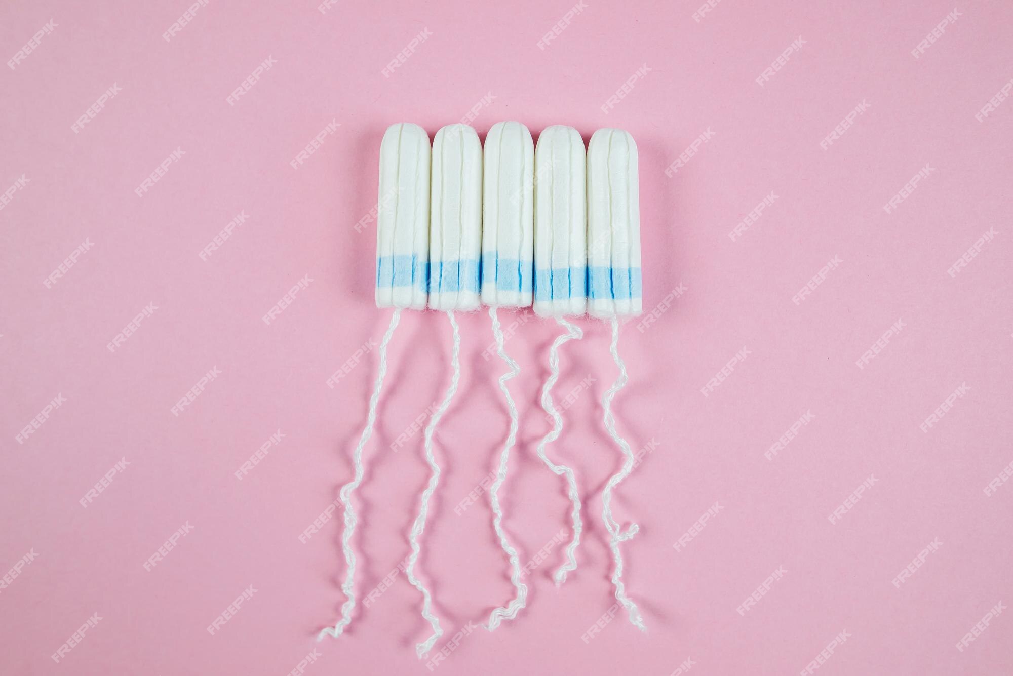 Foto de Menstruação Mulher Branca Deitada No Fundo Rosa Forro Feminino Com  Pena Vermelha Os Dias Críticos Das Mulheres e mais fotos de stock de  Algodão - Material Têxtil - iStock