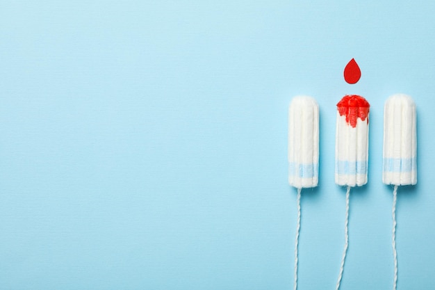 Tampões para dias menstruais em um fundo azul