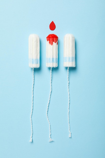 Tampões para dias menstruais em um fundo azul