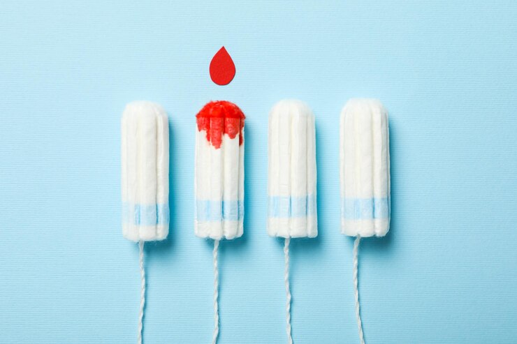 Tampones para días menstruales sobre un fondo azul.