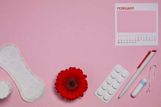 Foto tampones sanitarios menstruales y flor roja